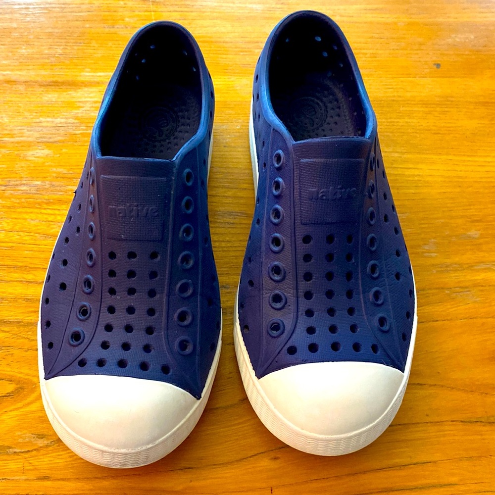 Like new NATIVE Jefferson unisex shoes C12
